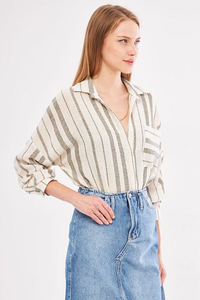 armonika Khakifarbenes, langärmliges, gestreiftes Oversize-Damenhemd mit Plissee-Rückendetail - ARM-24Y001053