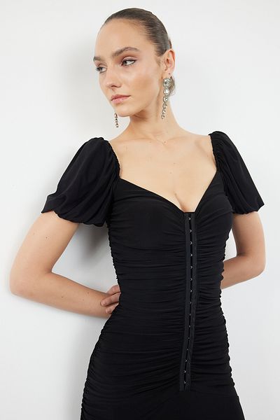 Trendyol Collection Czarna dopasowana dzianinowa elegancka wieczorowa sukienka na zakończenie szkoły TPRSS23EL00084