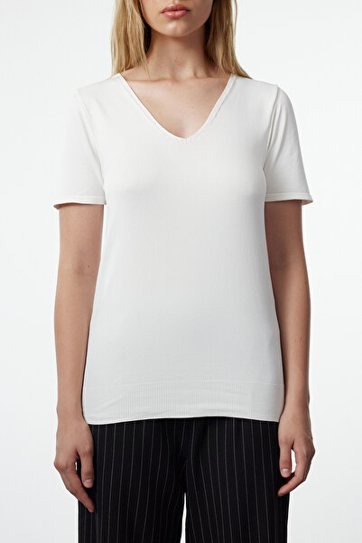 Trendyol Collection Prémiová ecru pletená tenká halenka s krátkým rukávem a střihem TWOAW25BZ00215