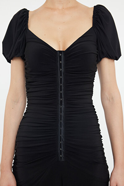 Trendyol Collection Černé přiléhavé pletené stylové večerní šaty s agrafou Večerní šaty pro návrat domů TPRSS23EL00084