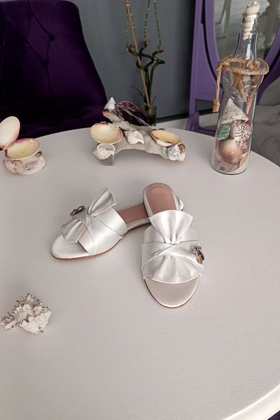 CL CALZATURE Papuci de zi cu zi pentru femei cu accesorii din sidef și albine din satin