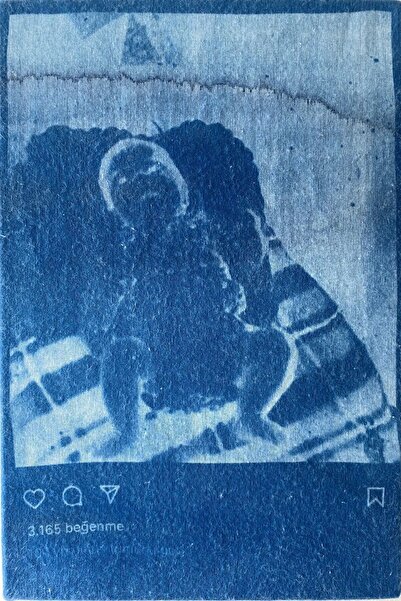 artoloji Sema Nur Karadeniz - 2023 - Post Şeridi - Pamuklu kumaş üzerine cyan...