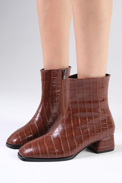Mio Gusto Alexia – Braune Stiefel mit Krokodilmuster und gefütterter stumpfer Zehenpartie für Damen