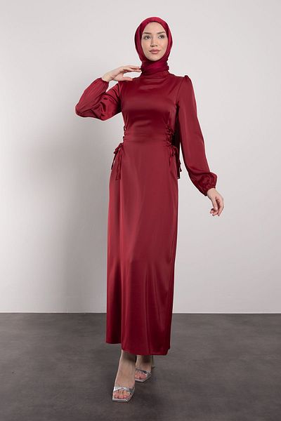 Lamia Giyim Σατέν Hijab βραδινό φόρεμα με σταυρωτό δέσιμο στο πλάι