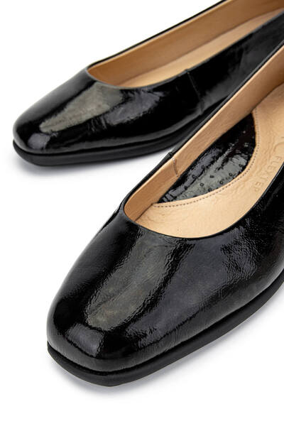 Tamer Tanca Kadın Hakiki Deri Siyah Rugan Babet Ayakkabı