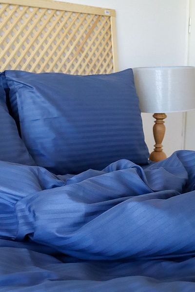 Tekstil Home Tip de hotel de lux - Set de husă de pilote din satin cu dungi supradimensionate, 180 x 200, albastru marin indigo elastic