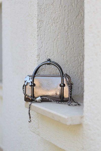 Moom Bag Geantă de mână și de umăr pentru femei cu textura platină - Detaliu Mascota
