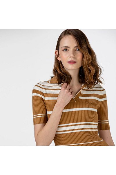 Lacoste فستان نسائي قصير الأكمام بياقة بولو مخطط باللون البني