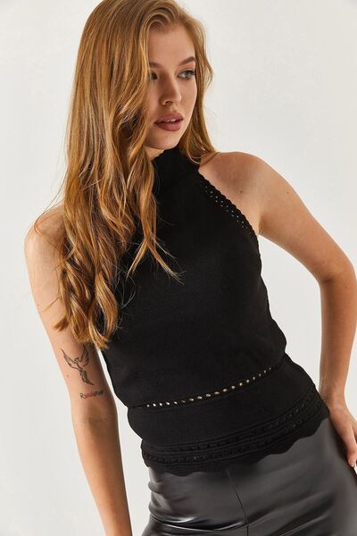 armonika Ženska crna bluza sa halter izrezom i perforiranim detaljima ARM-22Y...