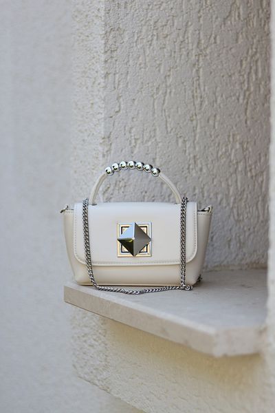 Moom Bag Geantă de umăr pentru femei cu cataramă pătrată din metal alb și mâner care ține margele