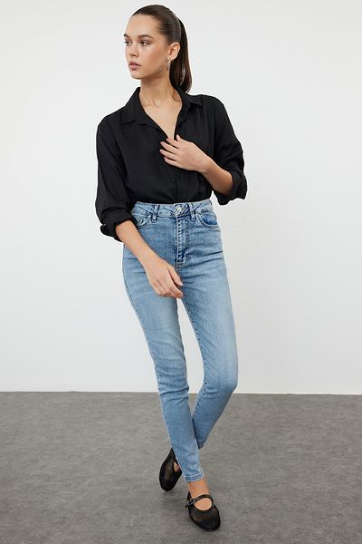 Trendyol Collection Hellblaue Premium-Röhrenjeans mit hoher Taille TWOAW25JE00000