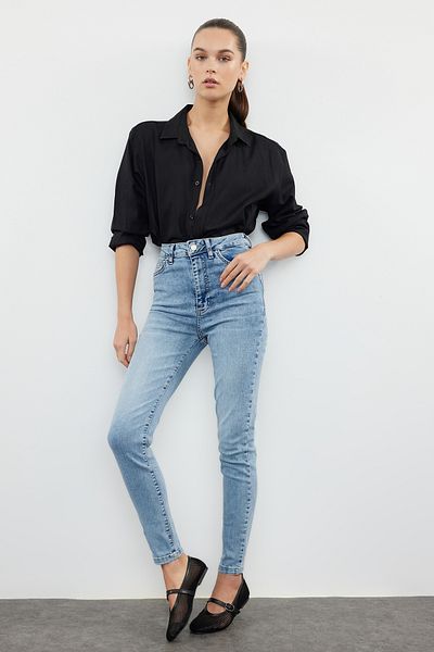 Trendyol Collection Hellblaue Premium-Röhrenjeans mit hoher Taille TWOAW25JE00000