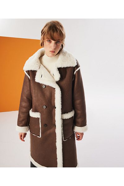 Twist Furry Coat - TW 6230008035014   Model