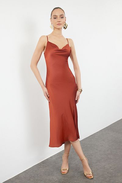 Trendyol Collection Elegantes Abendkleid aus gewebtem Satin mit Zimtfutter TPRSS19BB0058