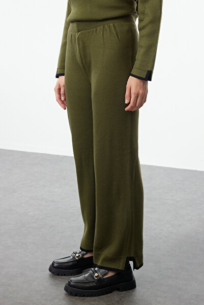 ترينديول كوليكشن قالب عريض بلون كاكي - طقم تريكو متباين TWOAW24AU00062