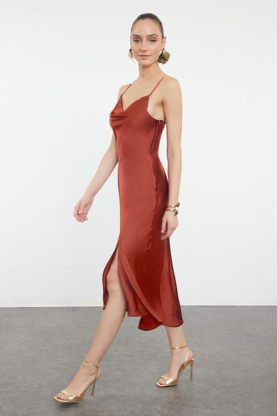 Trendyol Collection Elegantes Abendkleid aus gewebtem Satin mit Zimtfutter TPRSS19BB0058