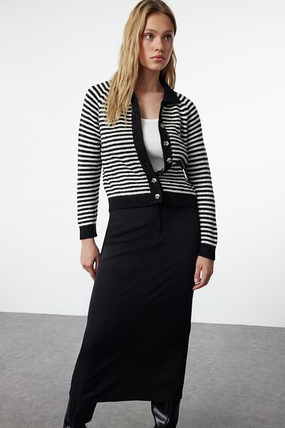Trendyol Collection Miękki dzianinowy kardigan w bloki kolorów - czarny TWOAW25HI00228