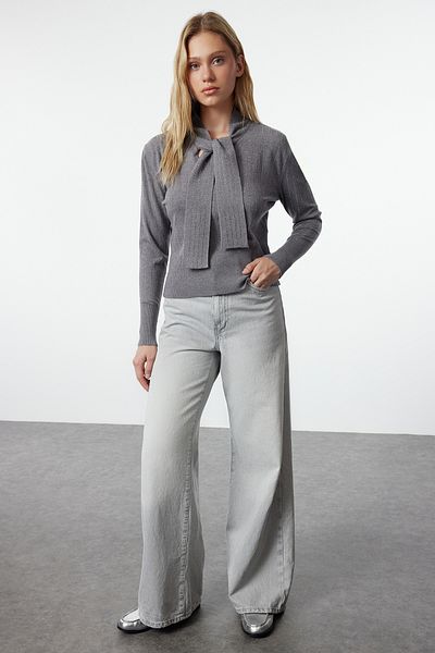 Trendyol Collection Anthrazitfarbener, mit Steinen bestickter Premium-Strickpullover - Spezialgarn TWOAW25KZ00130