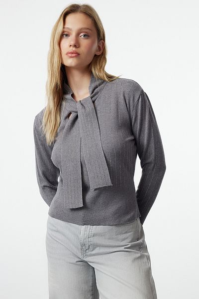 Trendyol Collection Anthrazitfarbener, mit Steinen bestickter Premium-Strickpullover - Spezialgarn TWOAW25KZ00130