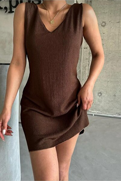 MODERNİZE KADIN RAHAT KESİM KOLSUZ V YAKA ELBİSE