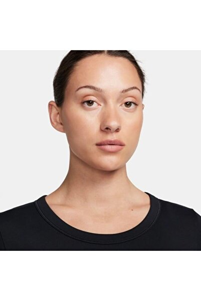 Nike One Fitted Dri-FIT Kısa Kollu Crop Kadın Tişört FN2804-010