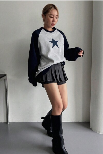 MODAGEN Unisex šedá mikina s raglánovým rukávem a výstřihem s hvězdným potiskem