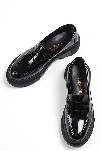 Capone Outfitters Capone Damen-Loafer aus schwarzem Lackleder mit ovaler Zehenpartie und Trac-Sohle