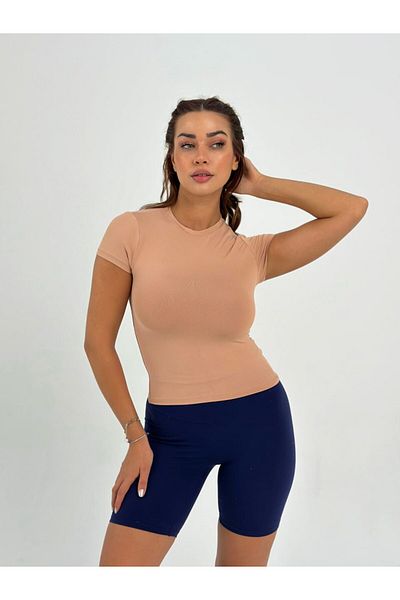 Maison La Femme Tricou Crop Maro Lapte - Așezat pe corp