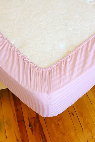 Tekstil Home مجموعة ملاءات مطاطية من القطن الساتان مخطط من سلسلة الألوان الفاخرة مكونة من 83 خيط مقاس مفرد 100 × 200 وردي
