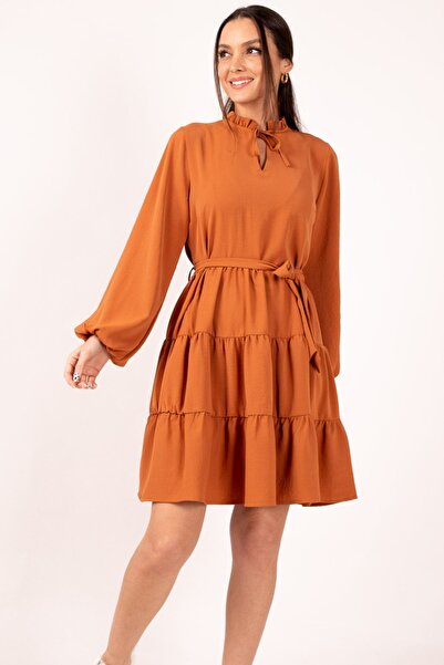 armonika Damska sukienka z falbankami i kołnierzykiem w kafelki, z blokadą talii ARM-22Y001021