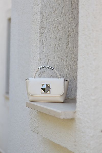 Moom Bag Geantă de umăr pentru femei cu cataramă pătrată din metal alb și mâner care ține margele