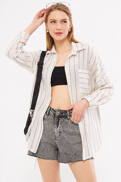 armonika Bílá pruhovaná oversize dámská košile – dlouhý rukáv, detail kapsy, skládaná záda – ARM-24Y001053