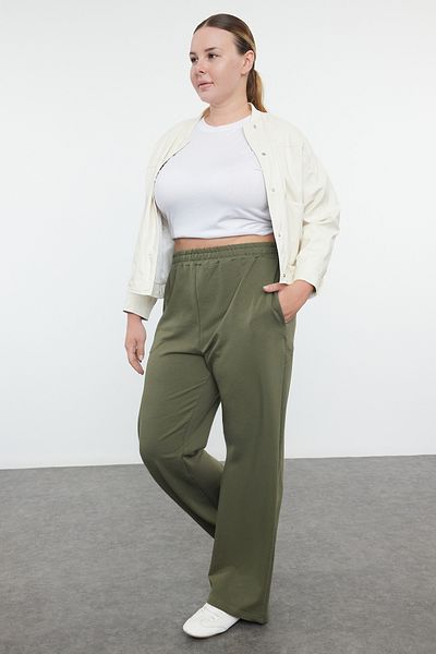 Trendyol Curve Khakifarbene, weit geschnittene, dünne Strick-Jogginghose in Übergröße TBBAW23AJ00007