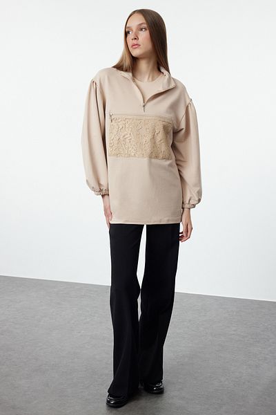 Trendyol Modest Hellbeige Sweatshirt mit Brode-Taschendetail - TCTAW25UK00000