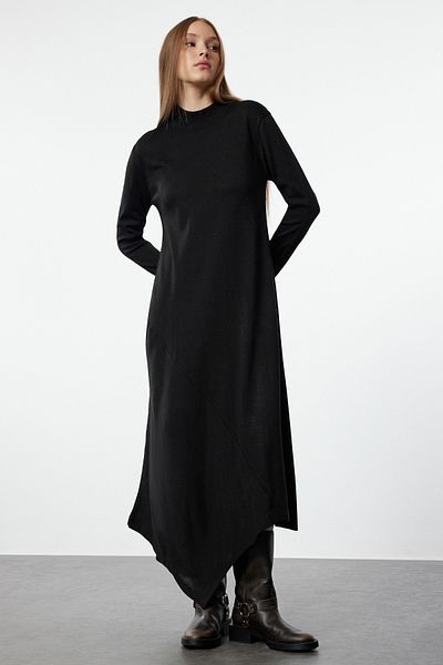 Trendyol Modest Černé pletené šaty asymetrického střihu - TCTAW25EB00034