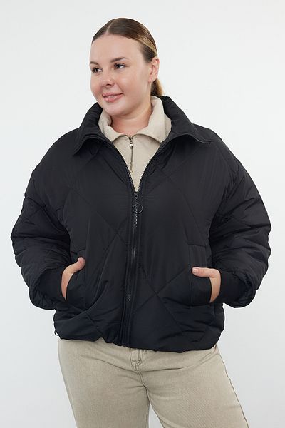 Trendyol Curve Schwarze Steppjacke mit normaler Passform – TBBAW25AW00002