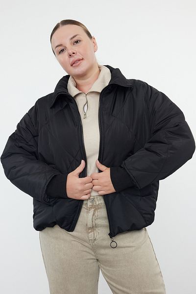 Trendyol Curve Schwarze Steppjacke mit normaler Passform – TBBAW25AW00002