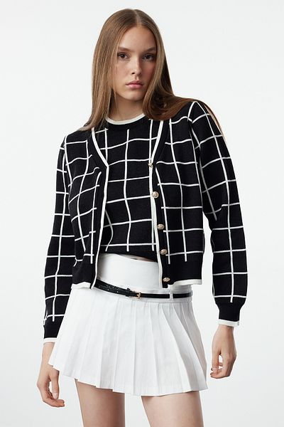 Trendyol Collection Czarny dzianinowy kardigan w kratę/kwadraty - TWOAW25HI00299