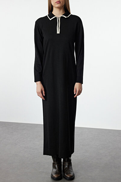 Trendyol Modest Czarna sukienka z dzianiny w kolorze ecru, zapinana na zamek - TCTAW25EB00032