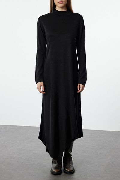 Trendyol Modest Černé pletené šaty asymetrického střihu - TCTAW25EB00034