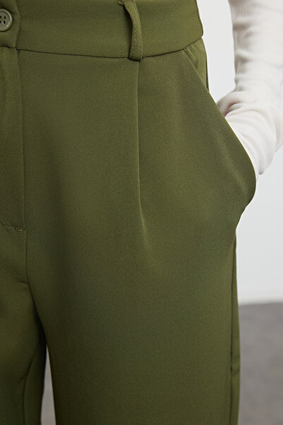 Trendyol Collection Tmavě khaki kalhoty s vysokým pasem, širokými nohavicemi a plisovanou tkaninou TWOAW21PL0076