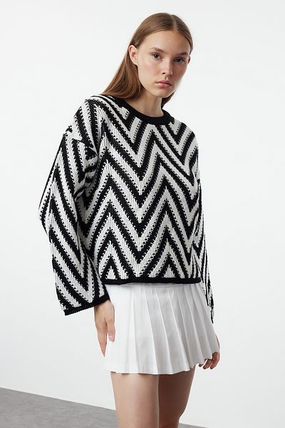 Trendyol Collection Ecrufarbener Strickpullover mit Zickzack-Muster - TWOAW25KZ00244