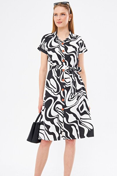 armonika Dámské černé vzorované košilové šaty s páskem v pase s krátkým rukávem ARM-22Y001058