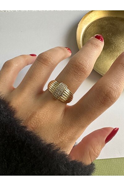 ringbox Gold Bombeli Zirkon Taşlı Çizgili Yüzük