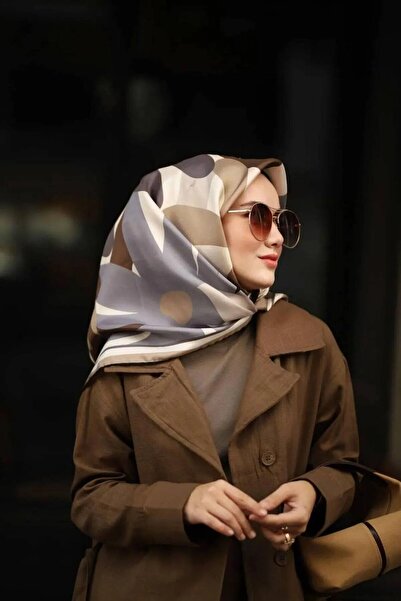 Silk Home وشاح حريري منقوش بالزهور باللون البني