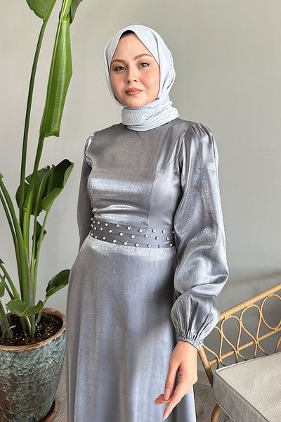 InStyle Silbergraues Satinkleid mit Steingürtel