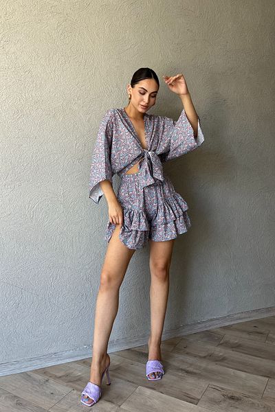 Seda Yalçın Atelier Set bluză cu fustă cu volane și pantaloni scurți albaștri cu cravată