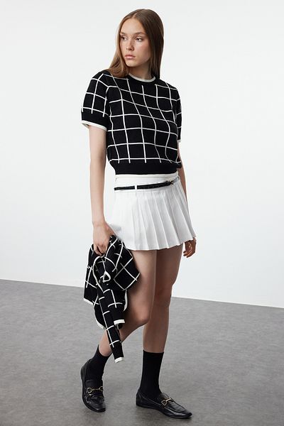 Trendyol Collection Czarny dzianinowy kardigan w kratę/kwadraty - TWOAW25HI00299