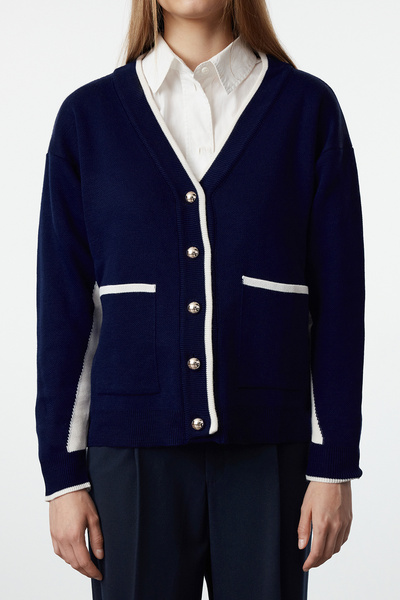 Trendyol Collection Sötétkék gomb részletes színes blokk széles szabású kötöttáru kardigán TWOAW25HI00256