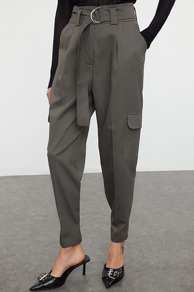 Trendyol Collection Graue Cargo-Webhose mit Gürtel TWOSS21PL0138